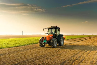 Aprenda a dirigir trator pelo celular