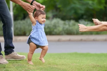 Como ensinar seu bebê a andar pelo celular